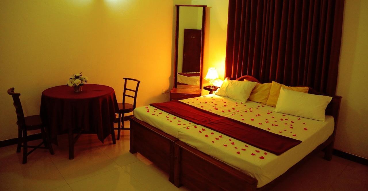 Grand Hilton Hotel Negombo Esterno foto
