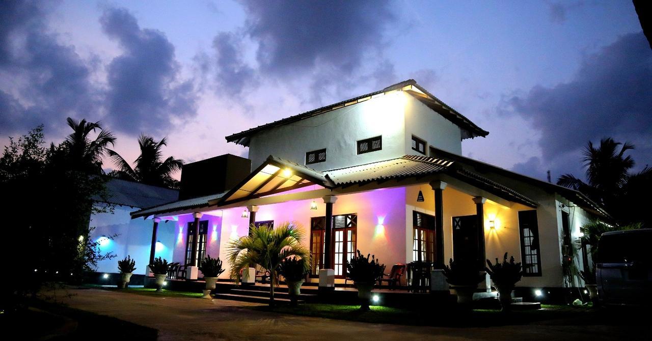 Grand Hilton Hotel Negombo Esterno foto
