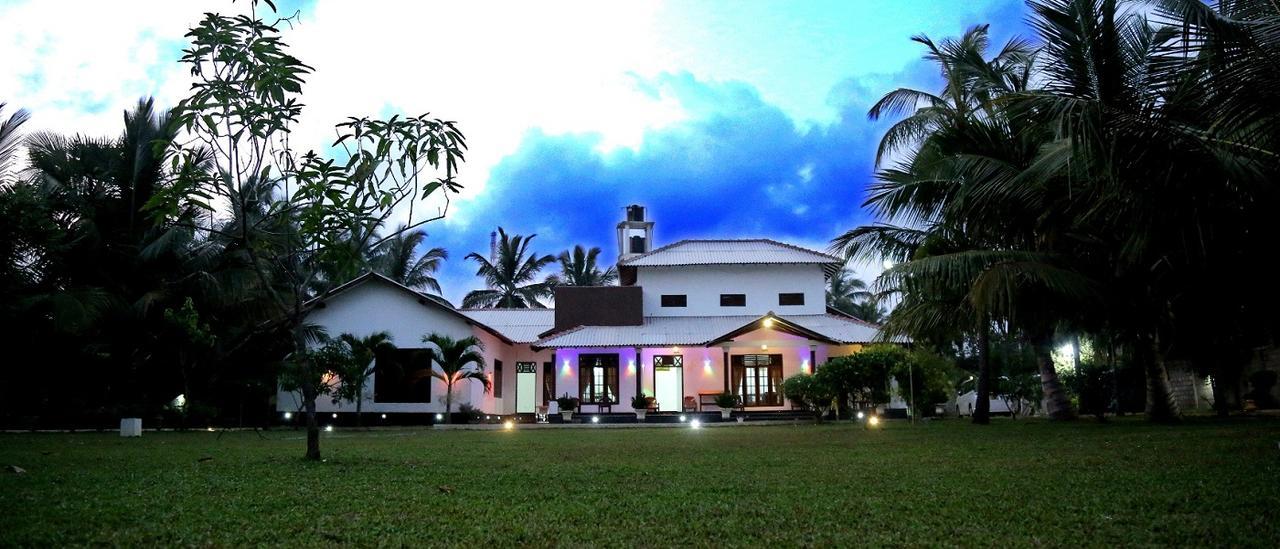 Grand Hilton Hotel Negombo Esterno foto